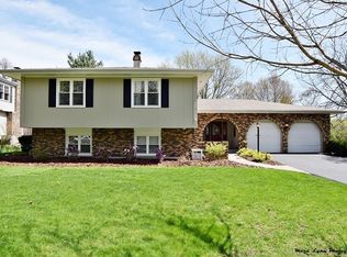 317 Essex Ct, Geneva, IL 60134