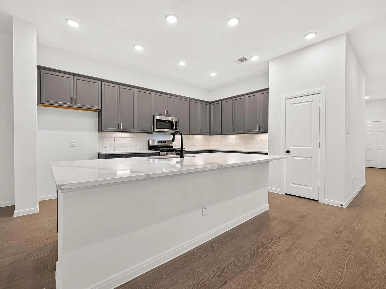3 bed, 2.0 bath, 2158 sqft, $2,650 — Photo 3
