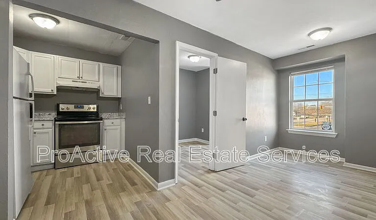 1100 Wilson Rd #7 — Photo 2