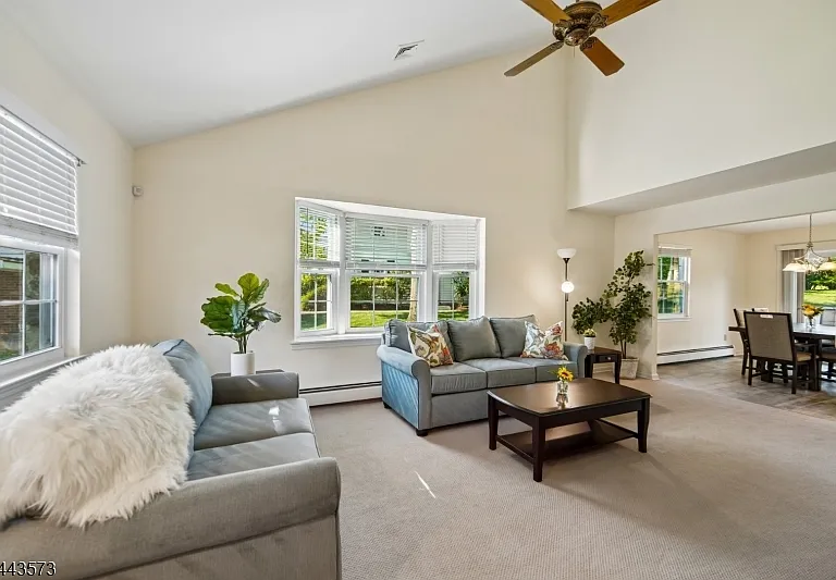 29 Coachlight Dr — Photo 4