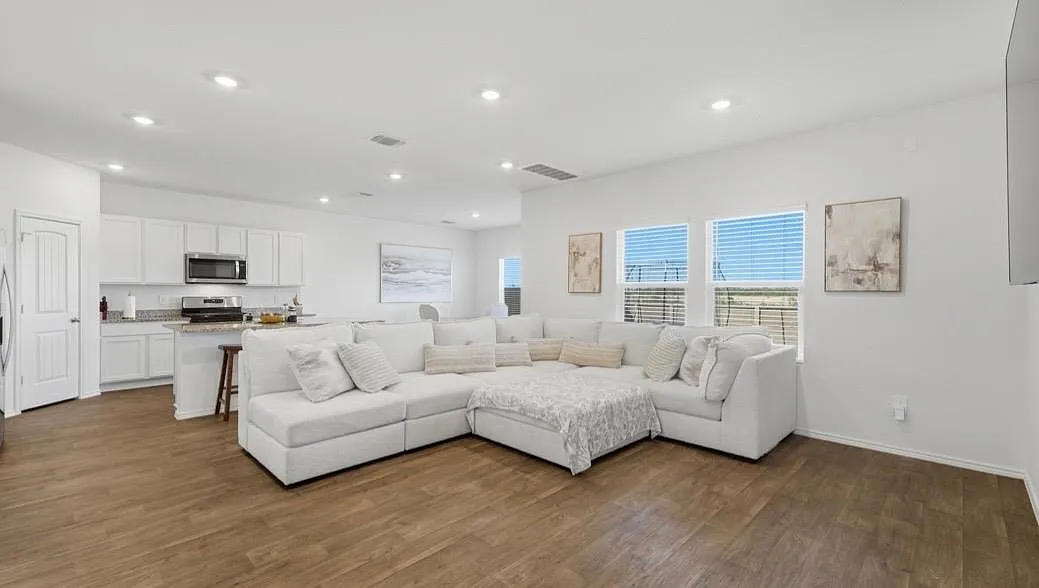 4 bed, 3.5 bath, 2473 sqft, $2,100 — Photo 2