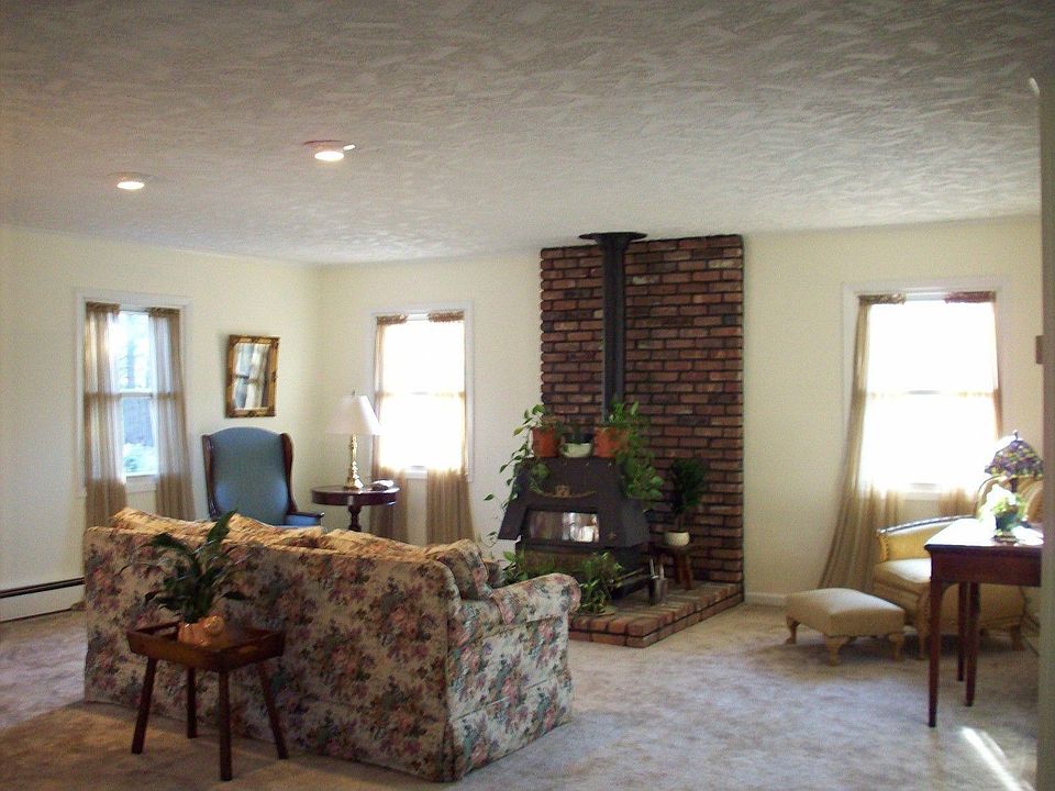 2nd image of 6 Sanford Ln