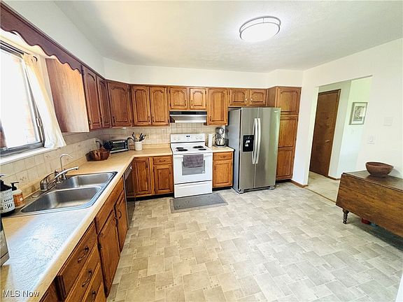 4th image of 206 E 4th St