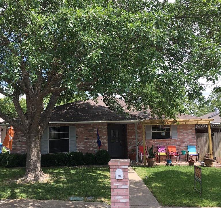 1st image of 205 Oak Hill Dr