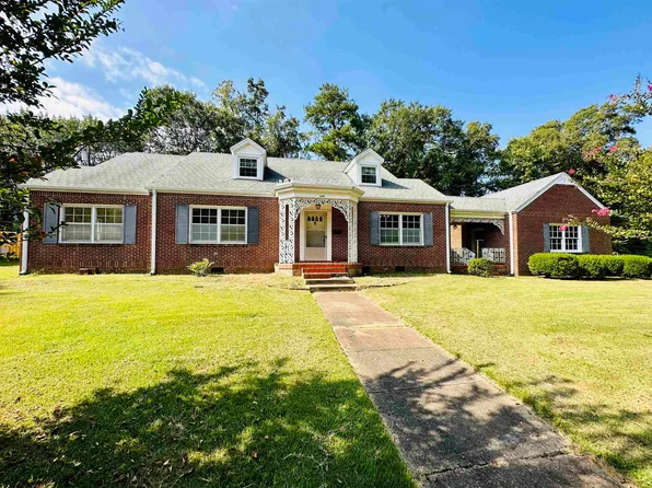 228 N 3rd St, Selmer, TN 38375