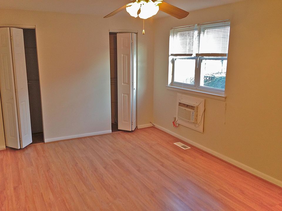 Apt. B bedroom/closet