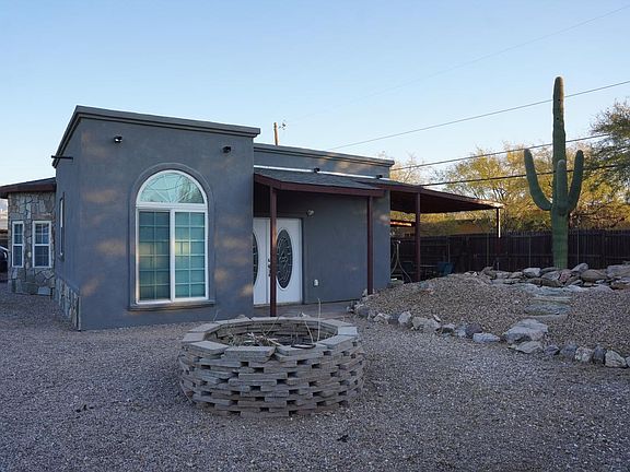 outdoor fireplace or BBQ pit