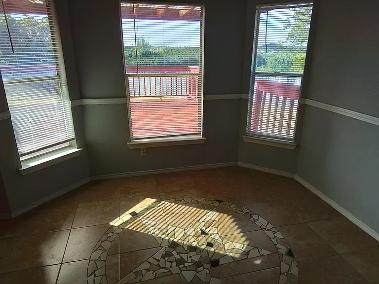 410 Saddle Dr — Photo 9