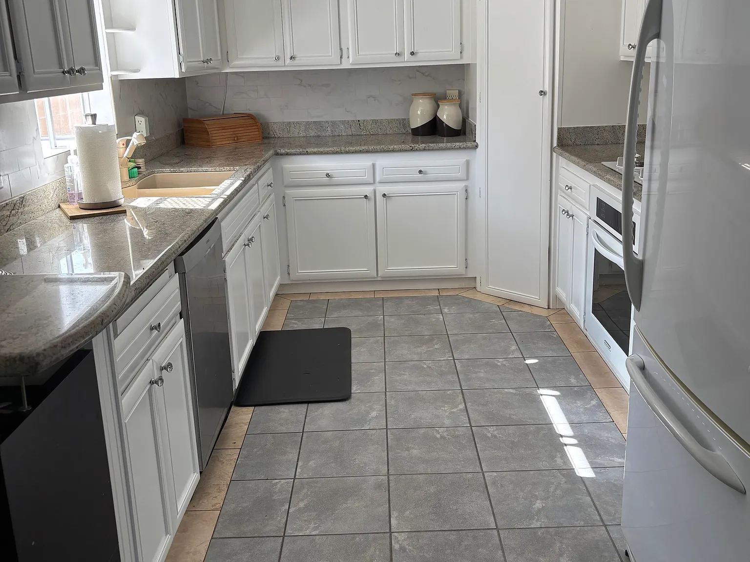 3 bed, 1368 sqft, $4,100 — Photo 2