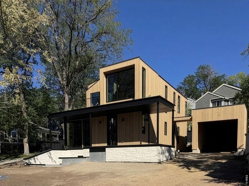 2nd image of 2445 Bluff St