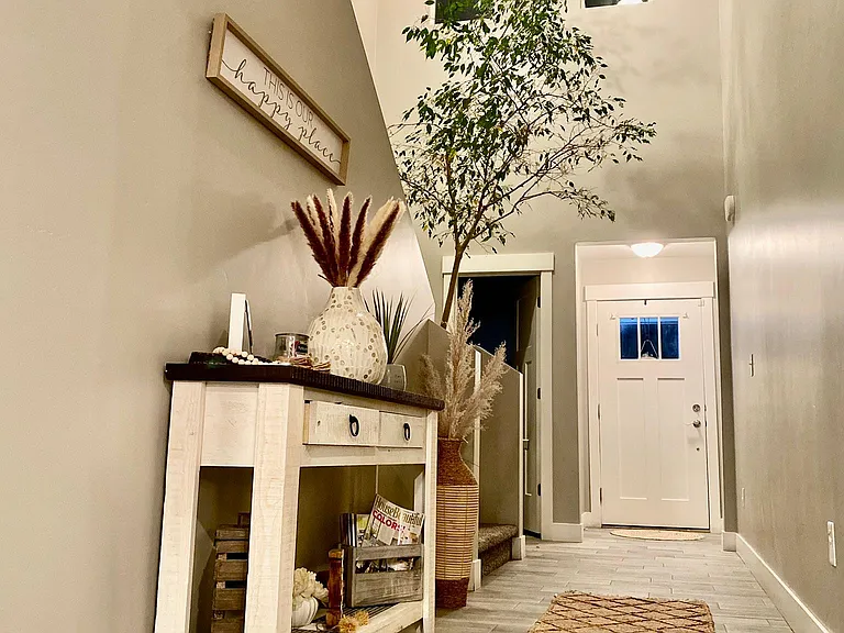 571 N Redwood Rd — Photo 3