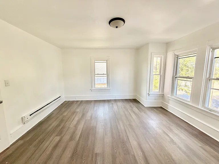 710 High St N — Photo 11