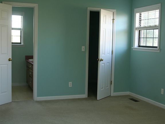 Master BR w/ walk-in closet