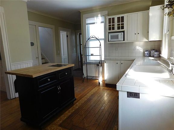 2nd image of 109 Hubbell St