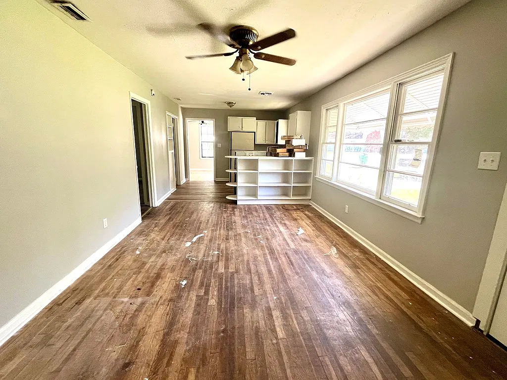 3 bed, 1.0 bath, 984 sqft, $895 — Photo 3
