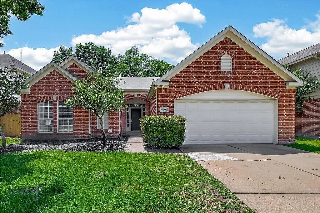 4 bed, 2.5 bath, 2162 sqft, $2,349 — Photo 2