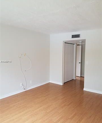 5th image of 325 Lakeview Dr APT 204
