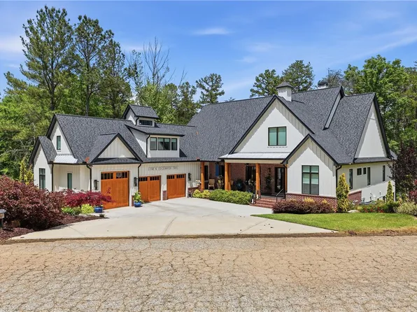 1198 N Edgewater Trl, Toccoa, GA 30577