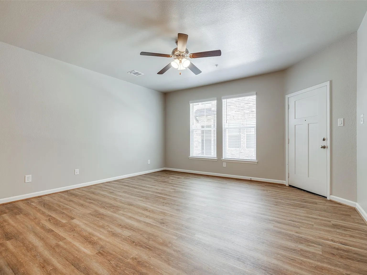 3 bed, 2.0 bath, 1144 sqft, $1,495 — Photo 3