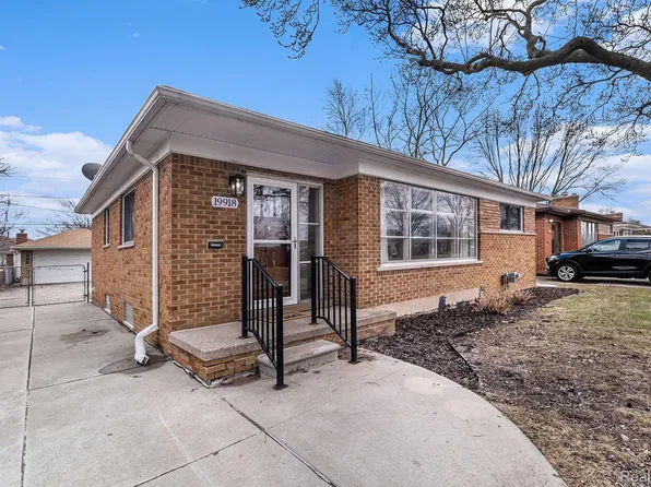19918 Mauer St, Saint Clair Shores, MI 48080