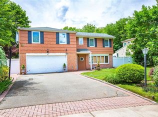 22 Hemlock Dr, Syosset, NY 11791