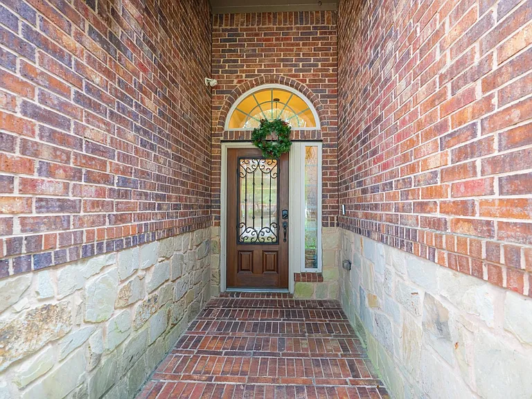 14 Arrowfeather Pl — Photo 3