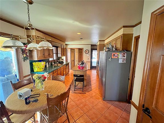 5th image of 1089 Hillsdale Dr