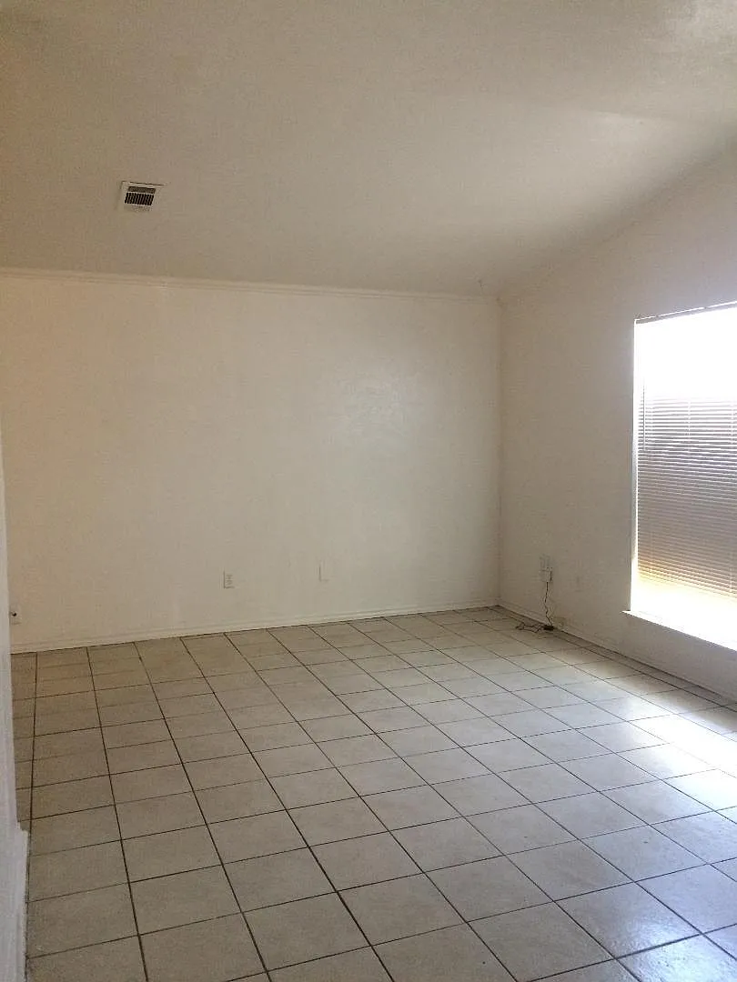 4 bed, 1304 sqft, $1,600 — Photo 3