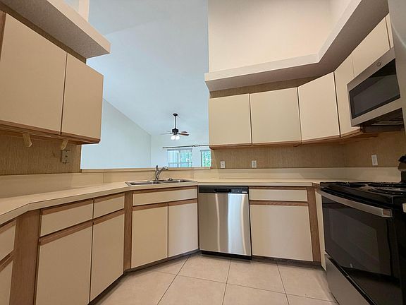 4th image of 302 Muirfield Court
