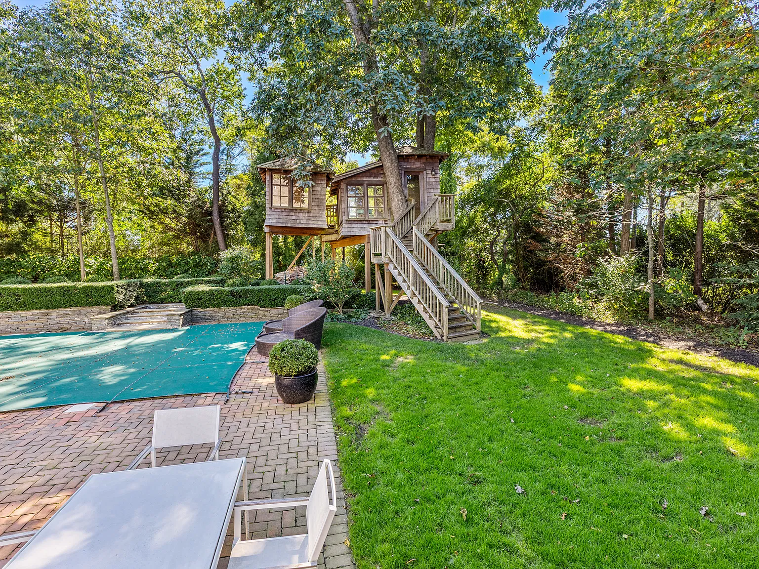 Gorgeous 5 Bedroom Post Modern — Photo 3