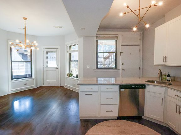 4th image of 907 W Sheridan Rd APT 1