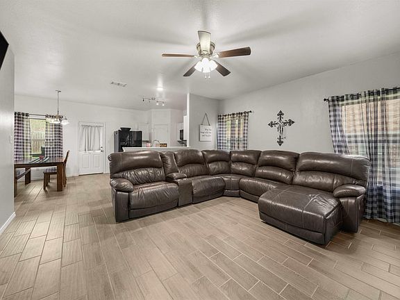 4th image of 250 Valley View Ln