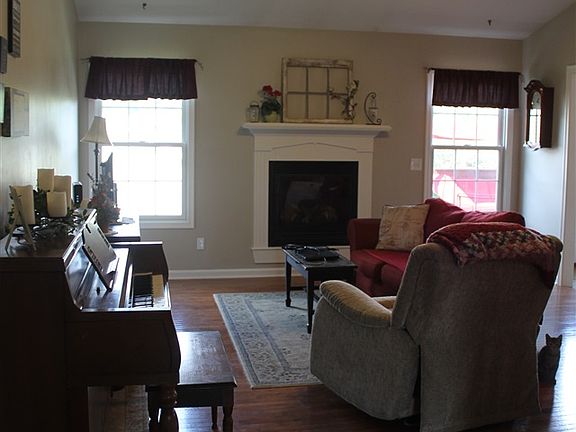 5th image of 439 Essex St