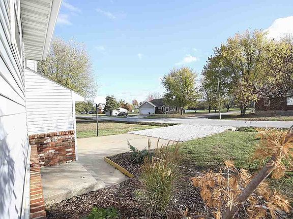5th image of 289 Shawn Ave