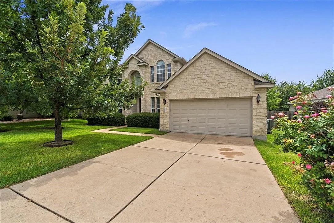 4 bed, 2.5 bath, 2411 sqft, $2,400 — Photo 1