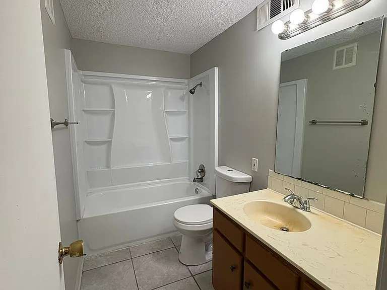 2101 Ottawa St — Photo 10