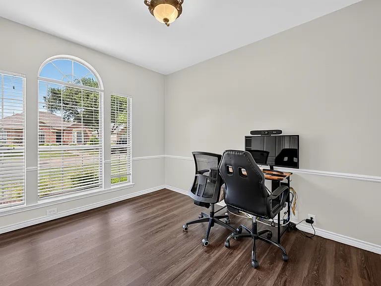 423 Halifax Dr — Photo 12
