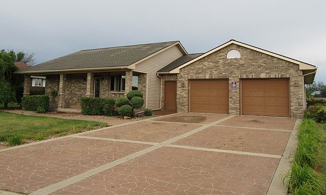 1st image of 680 Lakeview Dr