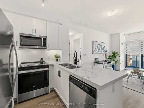 20 Gatineau Dr N #1301, Vaughan, ON L4J 0L3