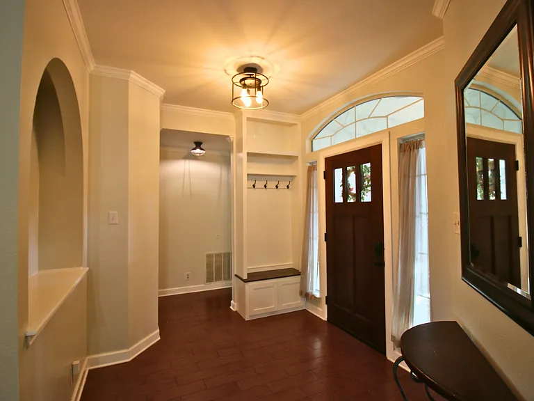 1004 Cougar Country — Photo 3