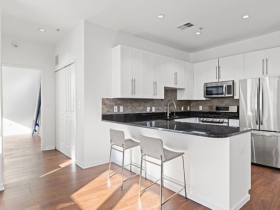 3rd image of 1100 Adams St APT 313