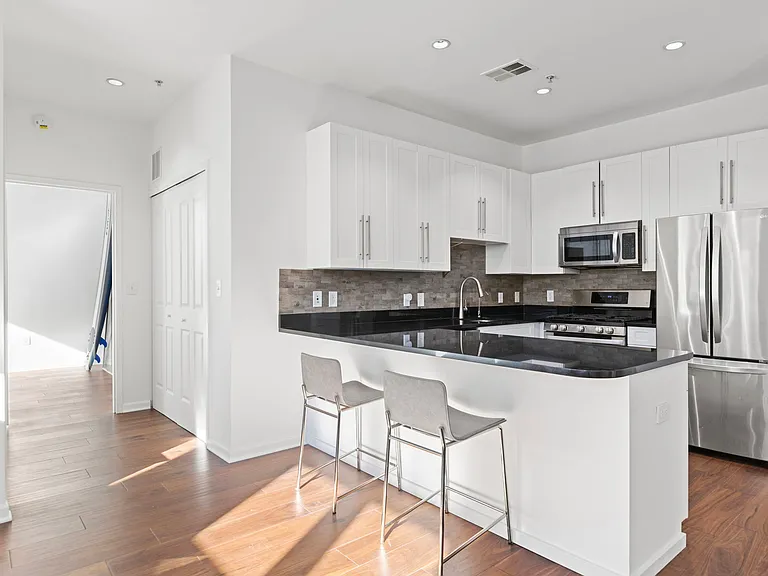 1100 Adams St #313 — Photo 3