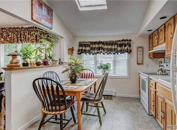 3rd image of 10 Keats Ct