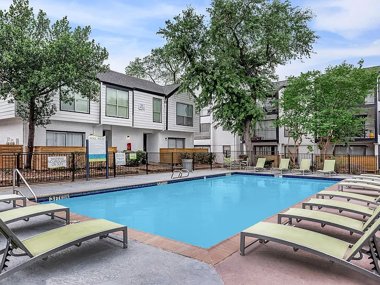 Bayou Park Apartments — Photo 9