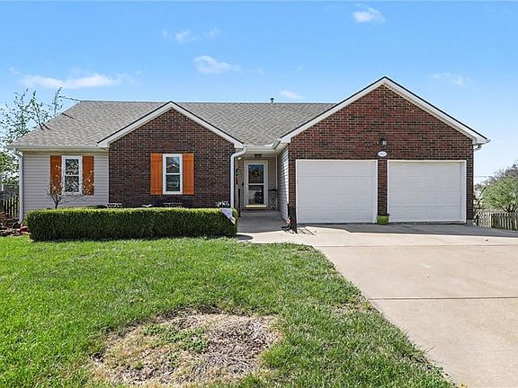 2nd image of 2411 Twin Oaks Dr
