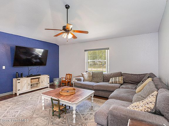 4th image of 4605 SE 112th Pl