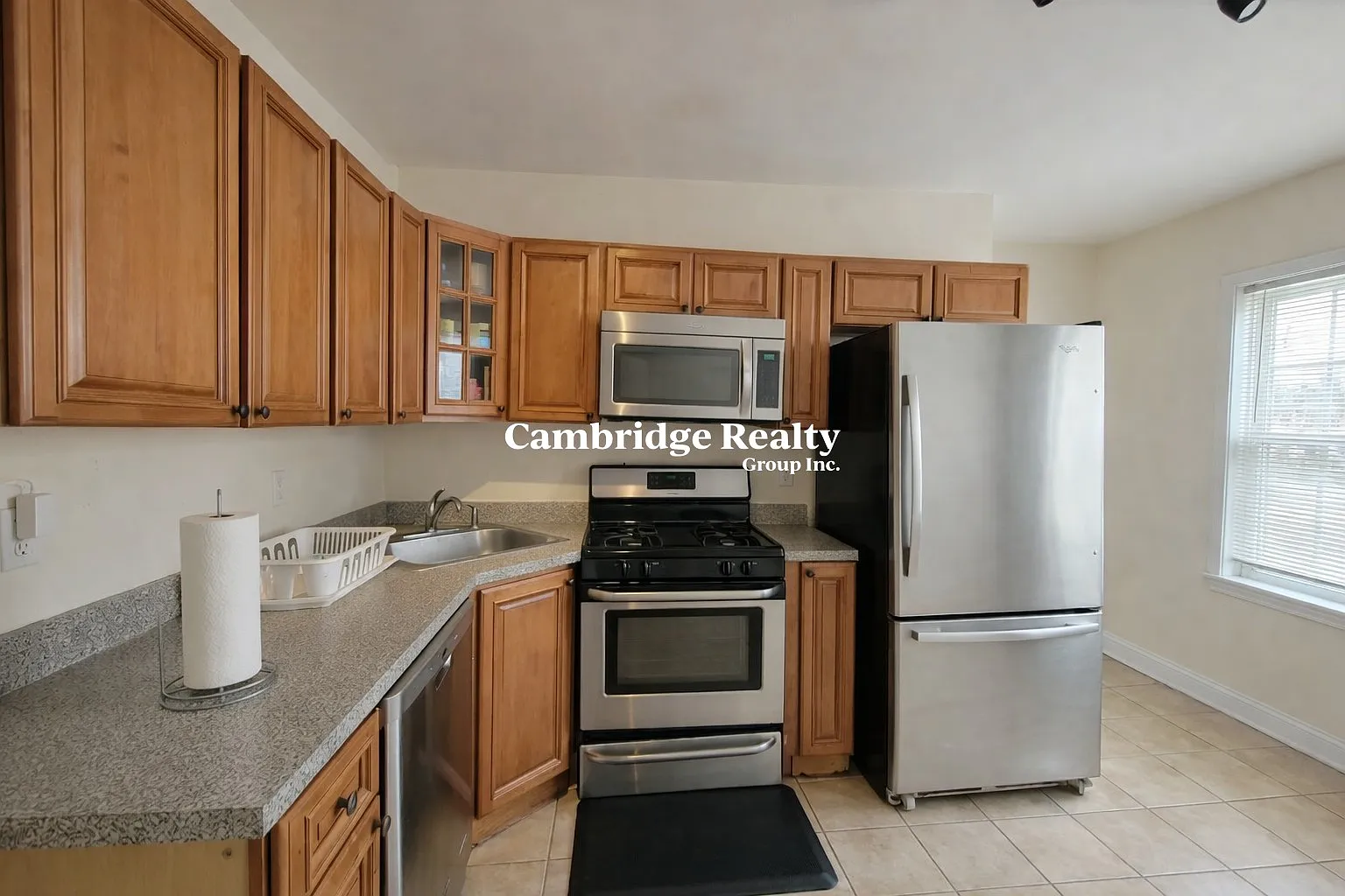 5 bed, 2.5 bath, 2000 sqft, $4,186 — Photo 2