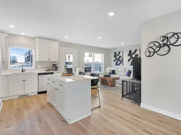 8851 Granite Ct, Woodbury, MN 55129