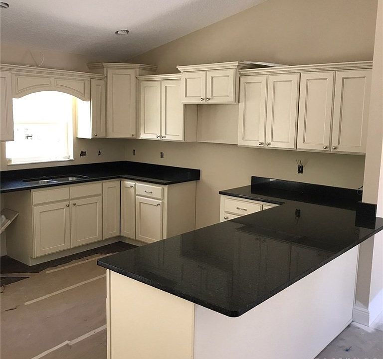 2nd image of 103 N Navarro Pl