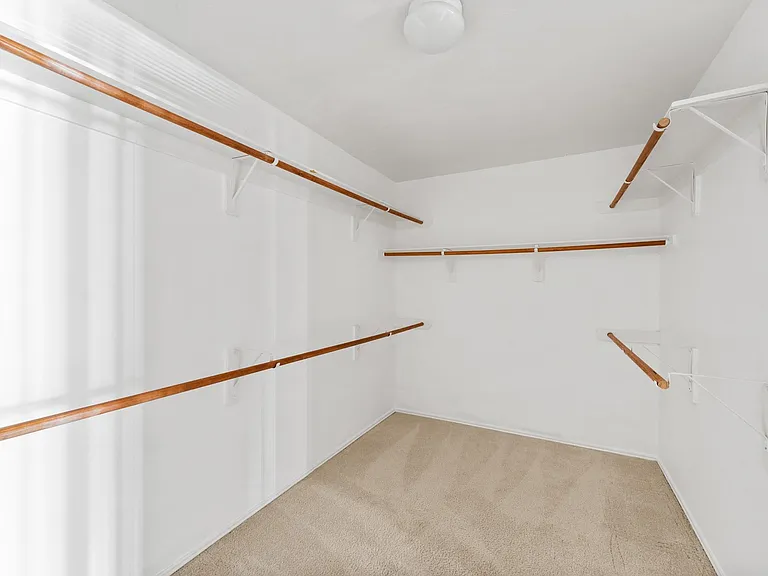 6 Druids Glen Pl — Photo 16
